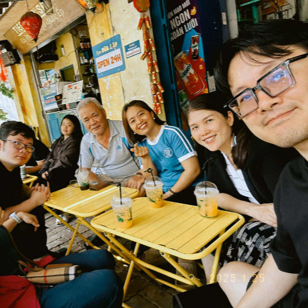 Kenz Tran, founder of MOCHIMIN, enjoying coffee with teammates and partners, reflecting MOCHIMIN’s collaborative culture in Vietnam’s tech and AI startup scene.