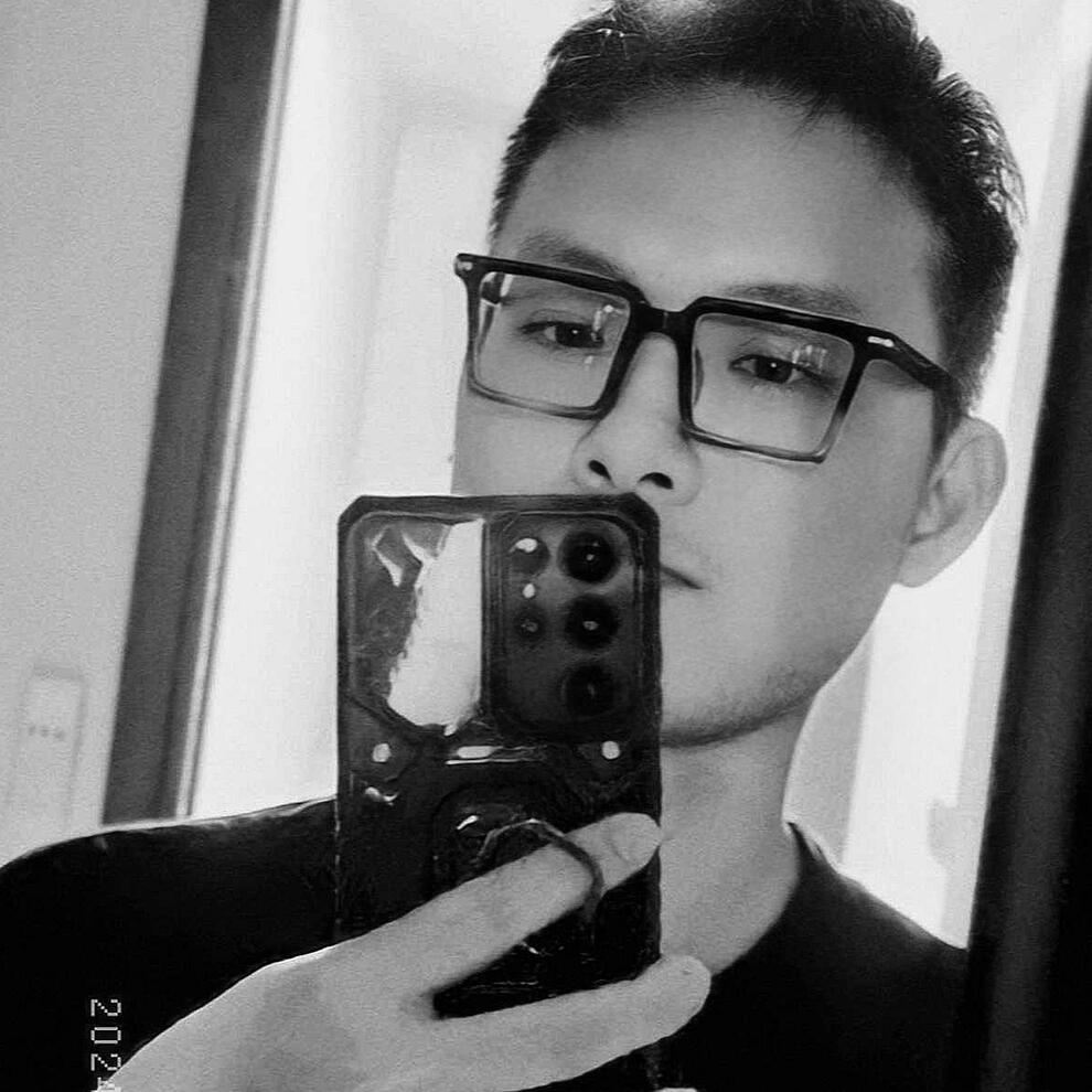 Casual monochrome selfie of MOCHIMIN CEO Kenz Tran, revealing the personal side of the leader shaping Vietnam’s AI marketing future.